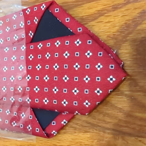Classic red small print power tie! - Picture 2 of 3